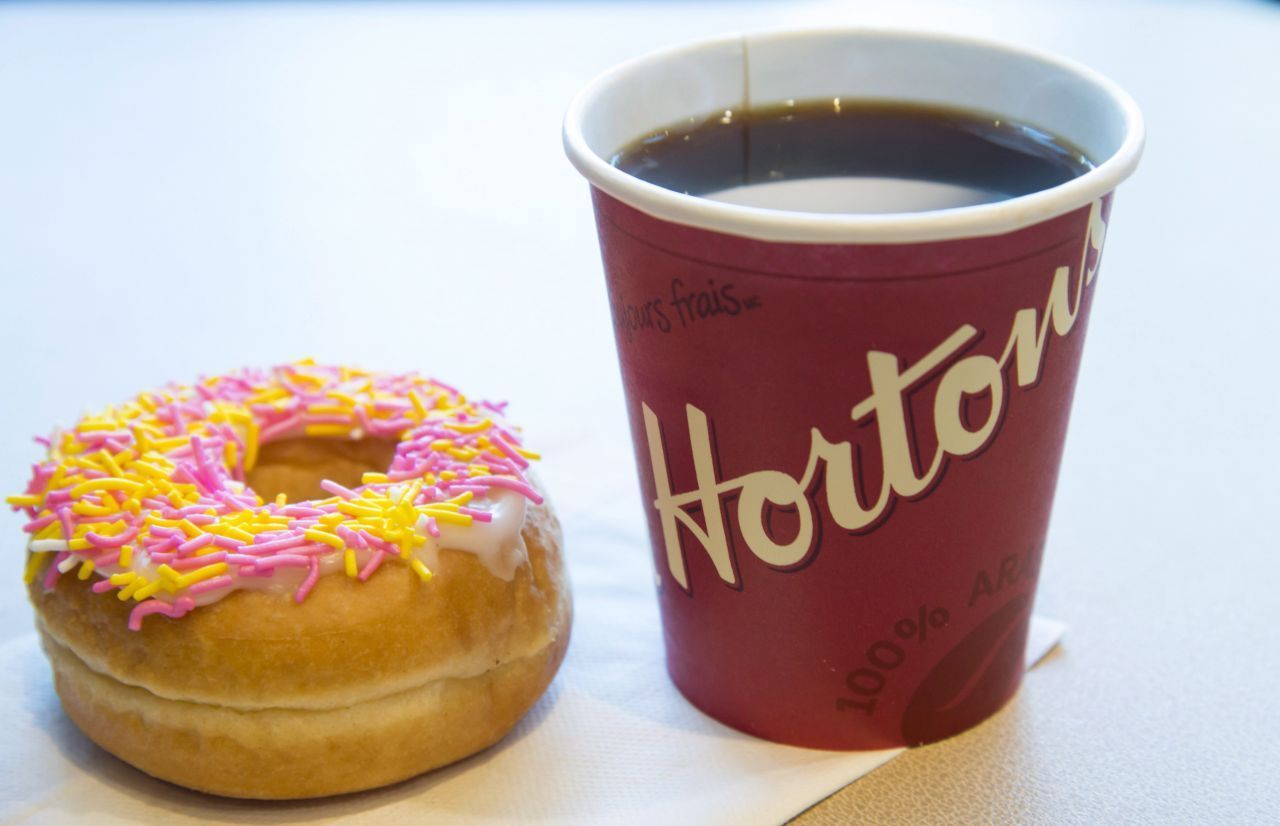 Die Kanadier:innen sind bekannt für ihren Donut-Konsum. Hier gibt es pro Kopf mehr Donut-Läden, als irgendwo sonst auf der Welt. Besonders beliebt ist Tim Hortons Donut.