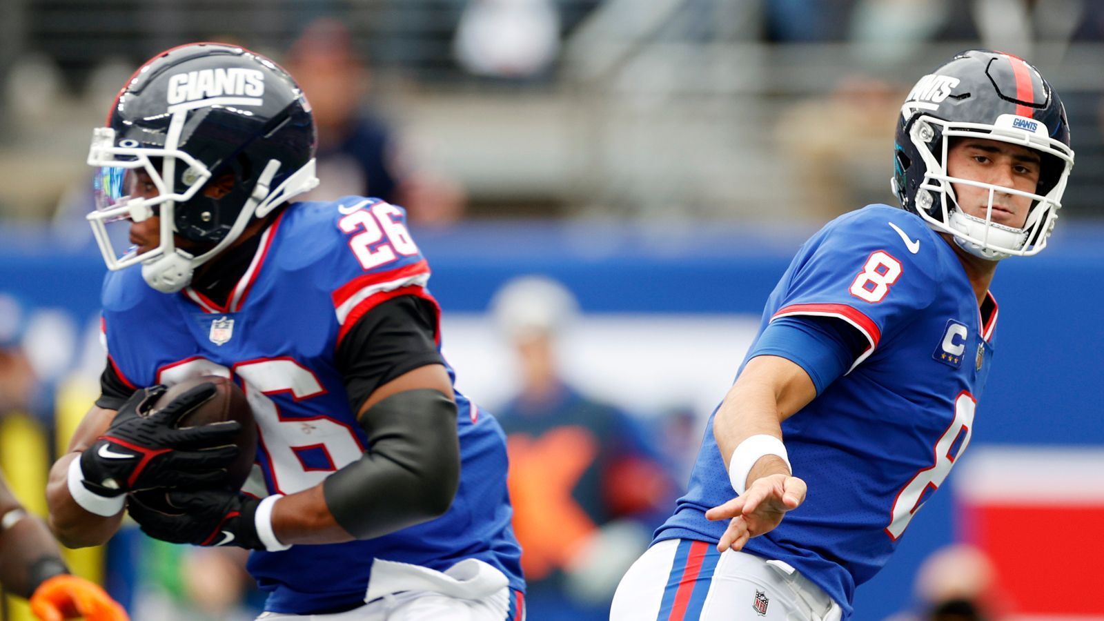 
                <strong>New York Giants: Rebuild geht trotz Playoff-Kurs weiter </strong><br>
                Am Ende des Tages geht für die Giants der Rebuild weiter. Die Franchise muss sich erst noch mit konstanten Siegen und Leistungen als Contender im Rennen um die Playoffs etablieren. Das weiß auch Daboll, der betont: "Wir müssen uns auf den Prozess fokussieren, Tag für Tag besser zu werden. Diese Liga lehrt dich schnell, bescheiden zu bleiben." Von den Playoffs will der 47-Jährige vor dem eminent wichtigen Thanksgiving-Duell in Woche zwölf deshalb auch vorerst nicht sprechen. Ziel bleibt es laut des Trainers, die Giants trotz insgesamt verbesserter Anlagen langfristig in ein Playoff-Team zu verwandeln.
              