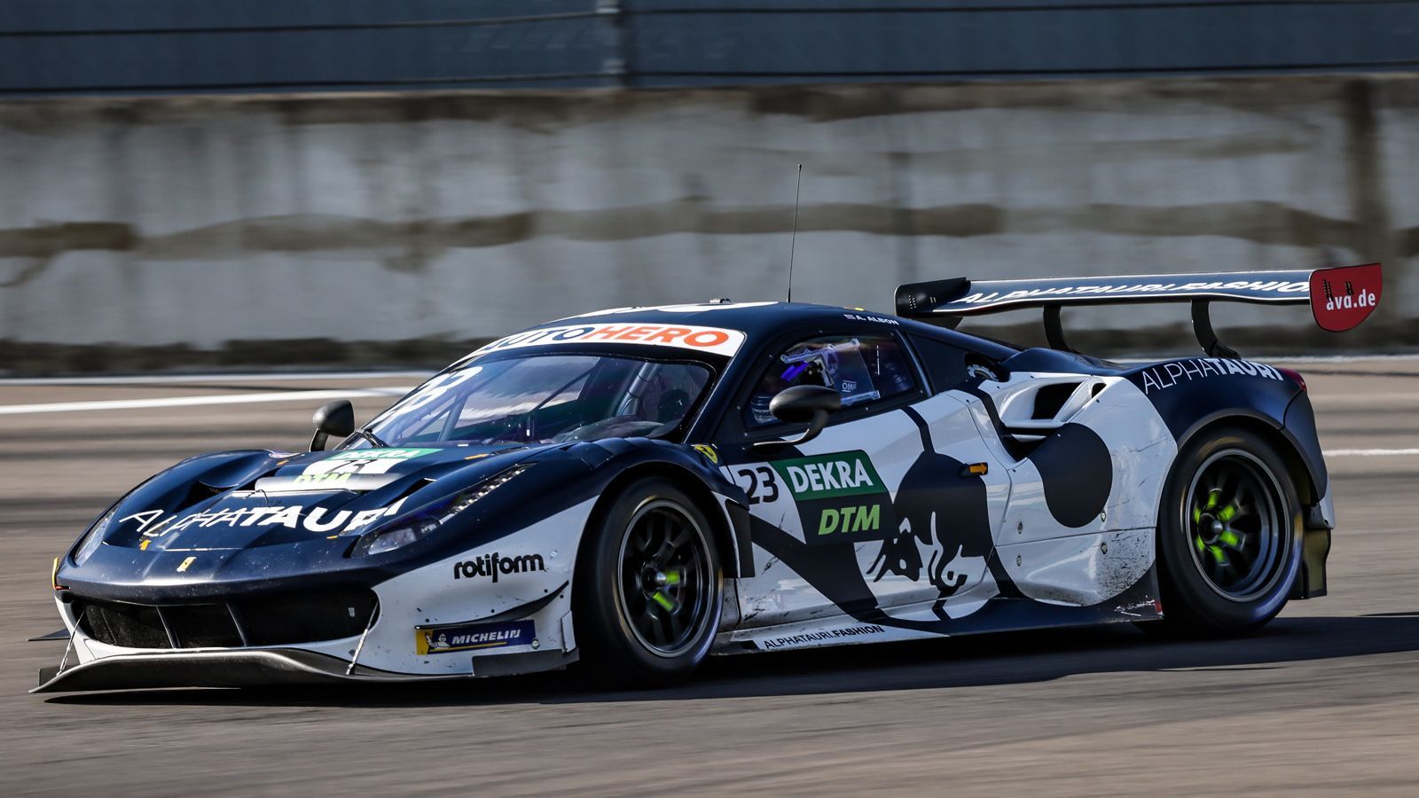 
                <strong>AlphaTauri AF Corse (Alex Albon, Nick Cassidy)</strong><br>
                &#x2022; Startnummern: 23 und 37 -<br>&#x2022; Auto: Ferrari 488 GT3 Evo<br>
              