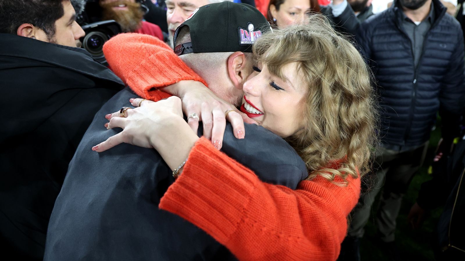 <strong>Travis Kelce macht Taylor Swift einen Antrag</strong><br>Es ist eine simple Ja-oder-Nein-Wette, aber sie ist tatsächlich verfügbar. Ein kanadischer Wettdienst fragt, ob sich Kelce und Swift rund um das Super-Bowl-Spiel verloben. Die Bilder nach dem AFC-Titel zeigen offenbar ihre Wirkung. Während zu Beginn der Wettmöglichkeit auf "Nein" die bessere Quote lag, hat sich das mittlerweile gedreht. Aktuell steht die Quote bei 8/1, dass Kelce am Sonntag auf die Knie geht.&nbsp;