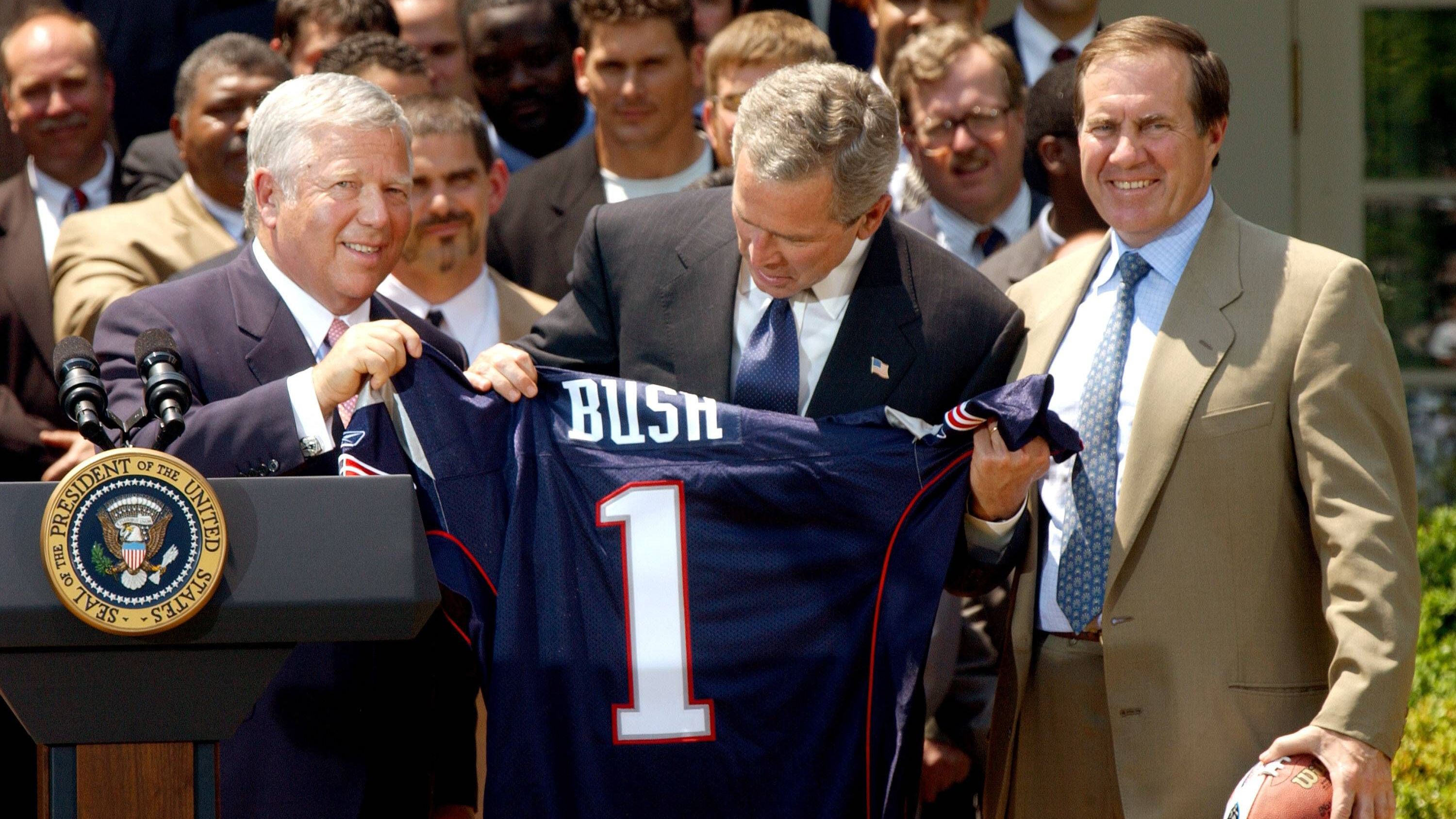 <strong>2004 - Super-Bowl-Sieg<br></strong>Zwei Jahre später waren die Patriots erneut ganz oben. Gegen die Panthers gelang ein äußerst knappes 32:29, entschieden durch ein Field Goal von Kicker-Legende Adam Vinatieri.