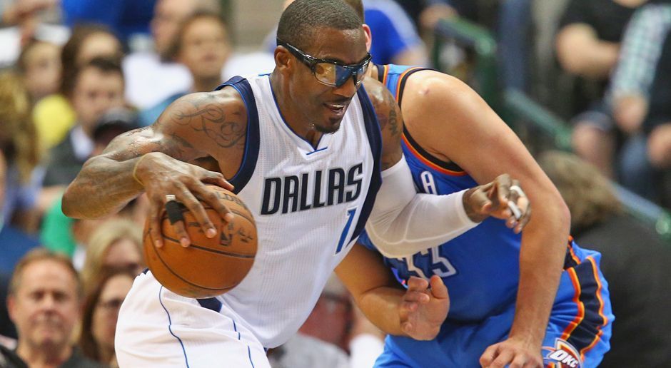 
                <strong>Das ist Amar'e Stoudemire</strong><br>
                2015 trennten sich die Wege der Knicks und Stoudemire. Im Winter zog es ihn nach Texas zum Team von Dirk Nowitzki, den Dallas Mavericks. Doch die "Mavs" schieden bereits in der ersten Playoff-Runde gegen die Houston Rockets aus. Stoudemire beendete sein Abenteuer nach durchwachsenen Leistungen bereits nach wenigen Monaten.
              