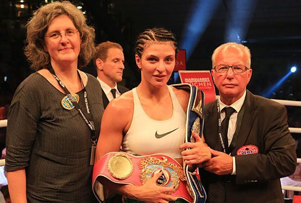 
                <strong>Christine Hammer vs. Anne Sophie Mathis (FRA)</strong><br>
                Christine Hammer wurde zur neuen WBO-/WBF-Weltmeisterin im Jr. Mittelgewicht gekürt. "Die unfaire Aktion von Mathis macht mich mit dem Titel nicht glücklich", sagte Hammer. "Ich wünsche mir, dass dieses Ding noch einmal richtig geklärt wird".
              