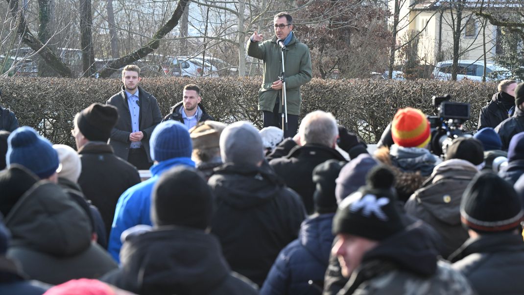 Bundesagrarminister Cem Özdemir spricht bei einer Bauernkundgebung in Ellwangen.