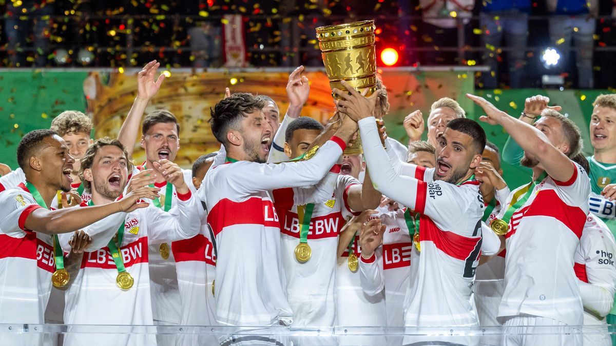 Atakan Karazor (VfB Stuttgart, 16), Deniz Undav (VfB Stuttgart 26) feiern mit dem Pokal bei der uebergabe. GER, DSC Arminia Bielefeld vs. VfB Stuttgart, Fussball, Herren, DFB-Pokal, Finale, Spielze...