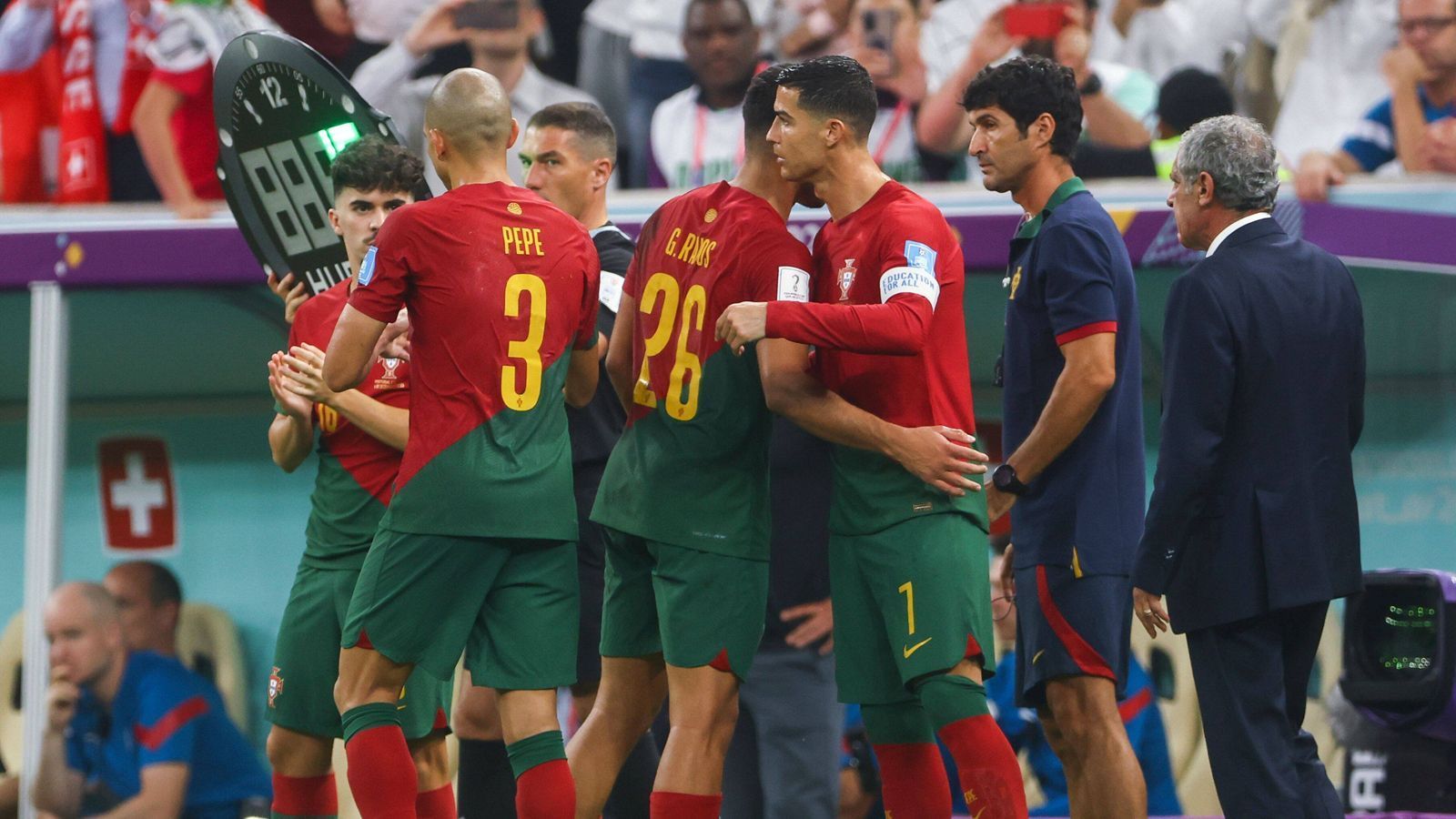 
                <strong>Einwechslung</strong><br>
                Eine Minute später folgt dann die Einwechslung. Der Lärm im Lusail Iconic Stadium ist ohrenbetäubend. "Ich weiß nicht, ob es jemals bei einer WM so lauten Jubel bei einer Einwechslung gab", fasst "ARD"-Kommentator Gerd Gottlob die Szenen zusammen.
              