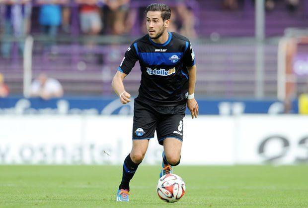 
                <strong>SC Paderborn 07 Heimtrikot</strong><br>
                Der SC Paderborn geht in einem gewohnten Anblick in seine Bundesliga-Premieren-Saison. Auf dem schwarzen Trikot prangt ein blauer Brustring.
              