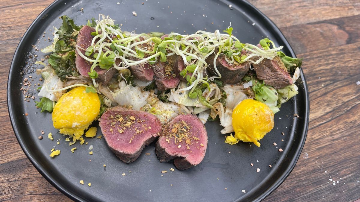 Tataki vom Reh mit Feuersalat und Geräuchertem Eigelb