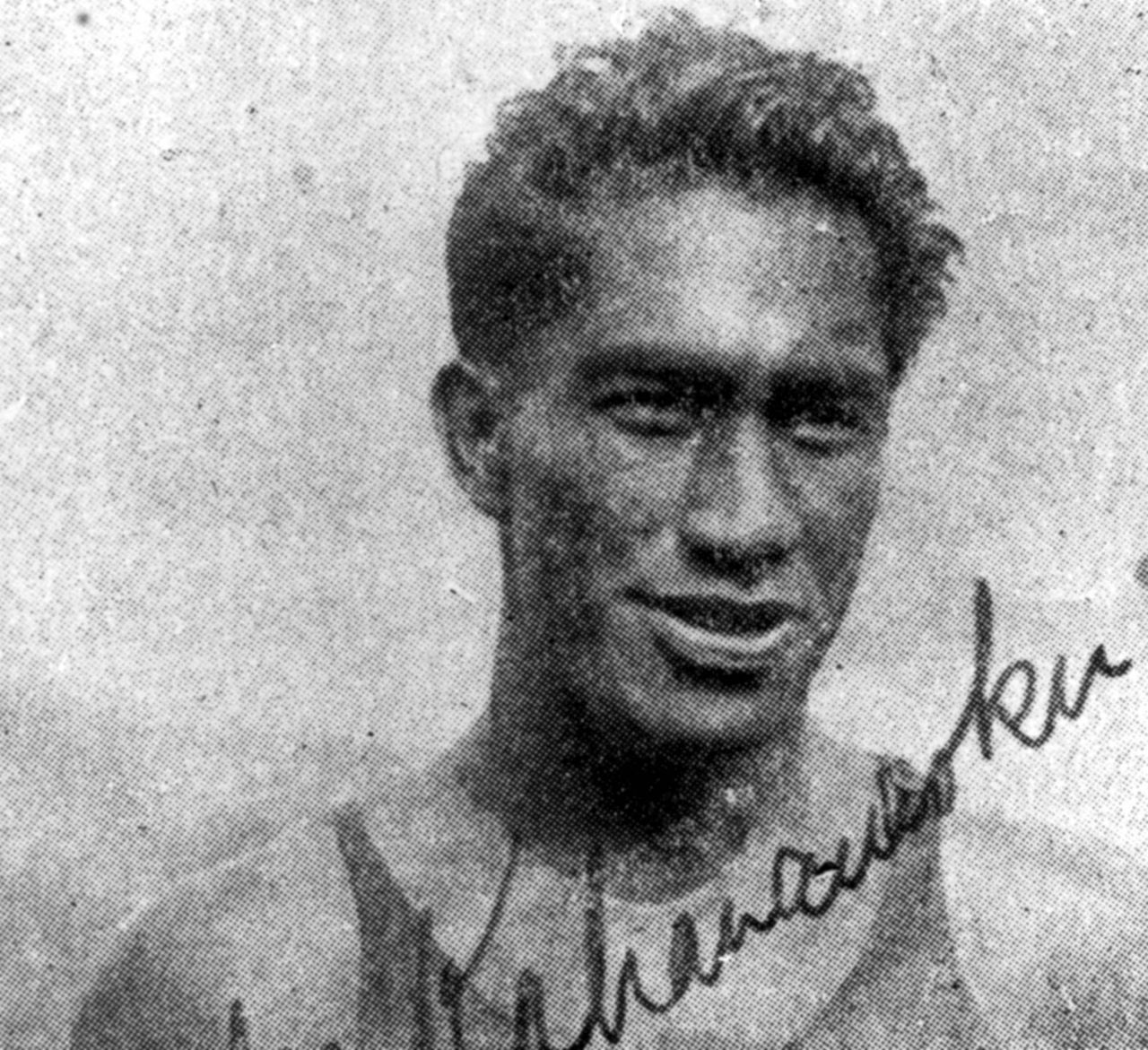 Der Hawaiianer Duke Kahanamoku war eine Surf-Legende. Er zeigte den Australiern, wie man surft: Am Freshwater Beach in Sydney führte er 1914 den Hawaiianischen Stil ein. Claude West, der zuguckte, gewann von 1919 bis 1924 die nationale Surf-Meisterschaft. 1963 entstand die "Australian Surfriders Association", in den Jahren danach kamen kultige Surf-Marken wie Billabong, Rip Curl und Quicksilver auf den Markt. Zum Profi-Sport 