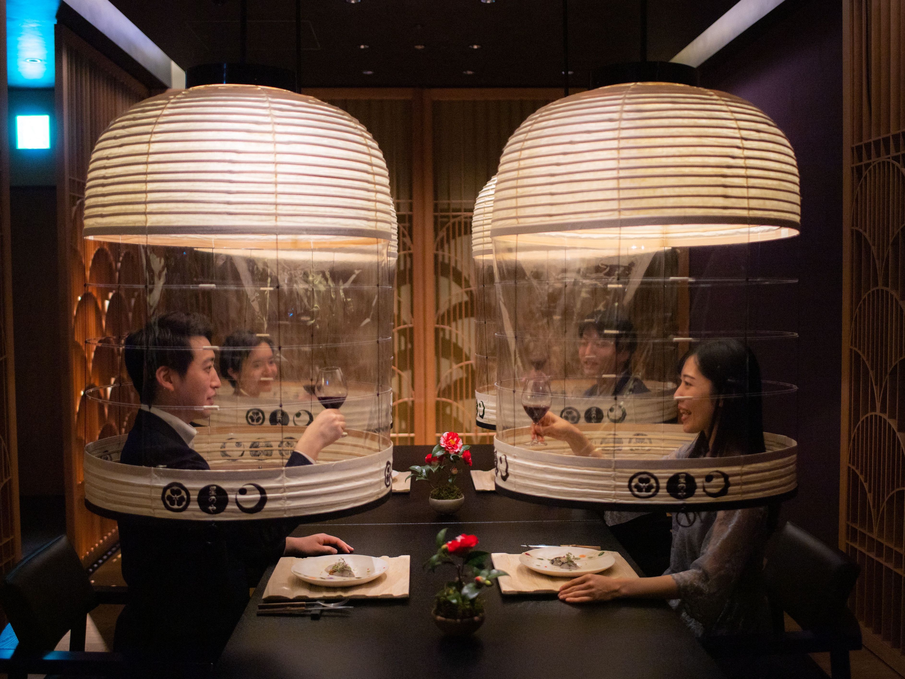 28. Februar: Damit Gäste während der Pandemie wieder im Restaurant essen können, baut ein japanisches Hotel spezielle, laternenförmige Trennwände.