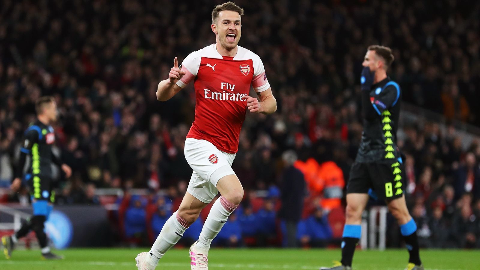 
                <strong>Feststehender Zugang Aaron Ramsey</strong><br>
                Auf der Spielerseite dürfte sich bei Juventus Turin im Sommer 2019 auch noch einiges tun. Einen Transfer haben die Italiener schon unter Dach und Fach gebracht. Aaron Ramsey kommt ablösefrei vom FC Arsenal. Der 28-jährige Waliser unterschrieb einen Vierjahres-Vertrag bis 2023 und ist im Mittelfeld künftig ein Konkurrent der deutschen Stars Sami Khedira und Emre Can. Laut "Sky Sports" soll Ramsey in Italien künftig 340.000 Euro pro Woche verdienen.
              