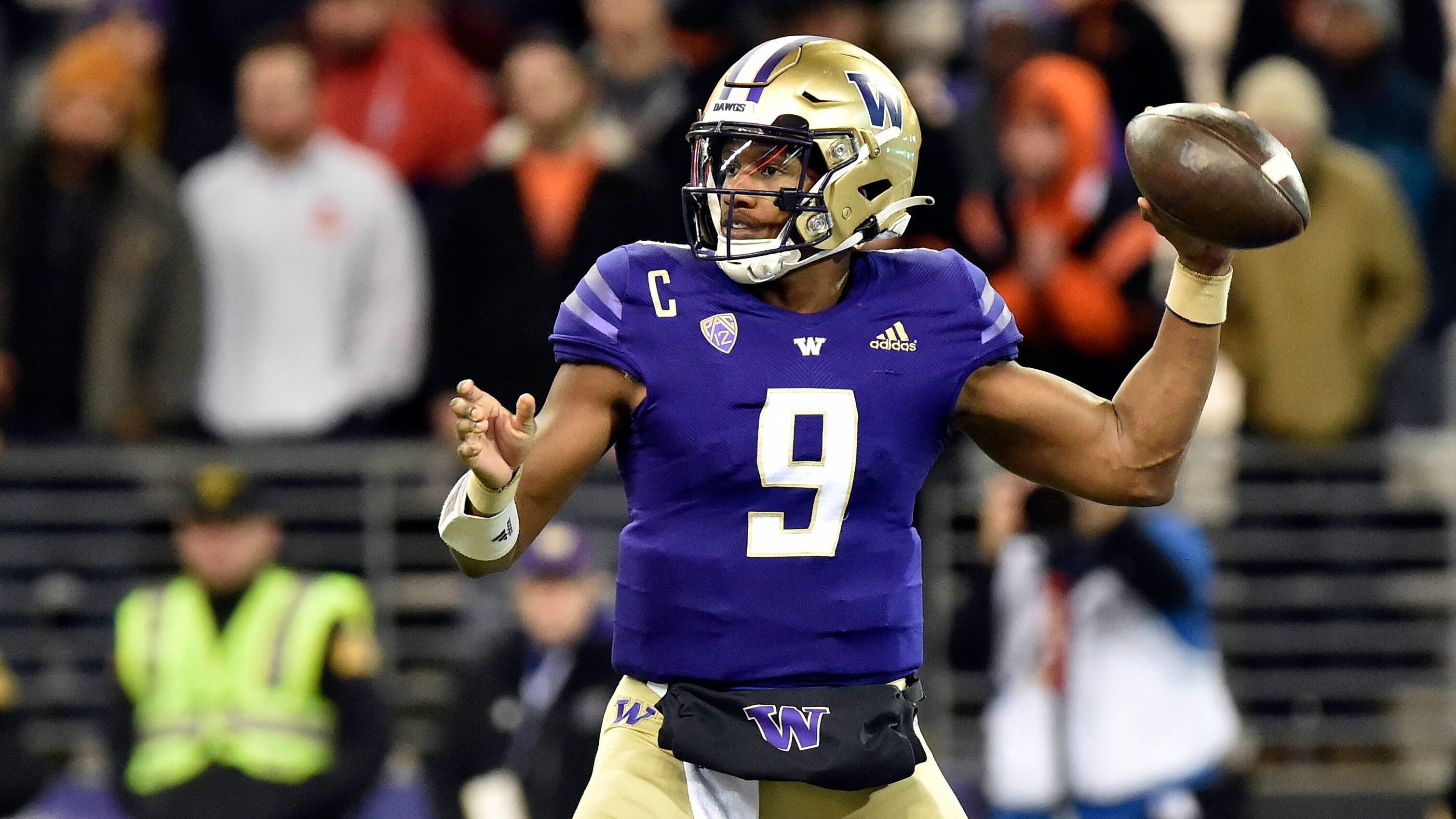 <strong>10. Washington Huskies: Michael Penix Jr.</strong><br>Penix Jr's College-Karriere ist eine Geschichte von Wille, Geduld und Ehrgeiz:  Vier Mal hintereinander endete seine Saison frühzeitig aufgrund von Verletzungen. Im letzten Jahr wechselte Penix von Indiana nach Washington, und spielte seine erste vollständige Saison. Mit 4641 Passing Yards und 31 Touchdowns gehörte er zu den besten QBs im College Football.