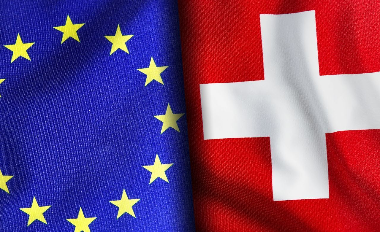 Für die neutrale Schweiz ist die EU zwar eine wichtige Partnerin, doch aufgrund der Beistands-Verpflichtung schließt sie eine Mitgliedschaft aus. Sie muss sich deshalb auch nicht zwingend an Sanktionen halten, welche die EU verhängt. So entscheidet die Schweiz von Fall zu Fall neu, ob die von der EU in Krisenzeiten ergriffenen Maßnahmen mit ihrer Neutralitätspolitik vereinbar sind. Dabei berücksichtigt sie zudem ihre eigenen 