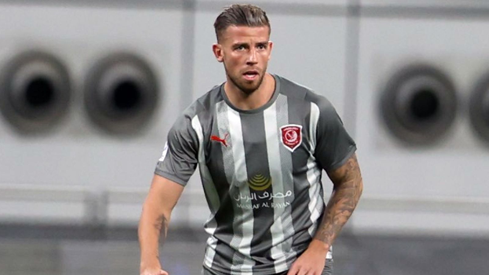 
                <strong>Toby Alderweireld (Al-Duhail SC/Katar)</strong><br>
                Mit dem belgischen Routinier Toby Alderweireld heuerte im Sommer 2021 ein weiterer Ex-Star aus der Premier League im WM-Gastgeberland von 2022 an. Der Verteidiger, der bis dahin bei Tottenham unter Vertrag stand, soll Al-Duhail 13 Millionen Euro Ablöse gekostet haben. Zuvor stand der 32-Jährige sechs Jahre lange bei den Spurs unter Vertrag und bestritt für die Londoner 236 Pflichtspiele. In Katar unterzeichnete Alderweireld einen Kontrakt über drei Jahre.
              