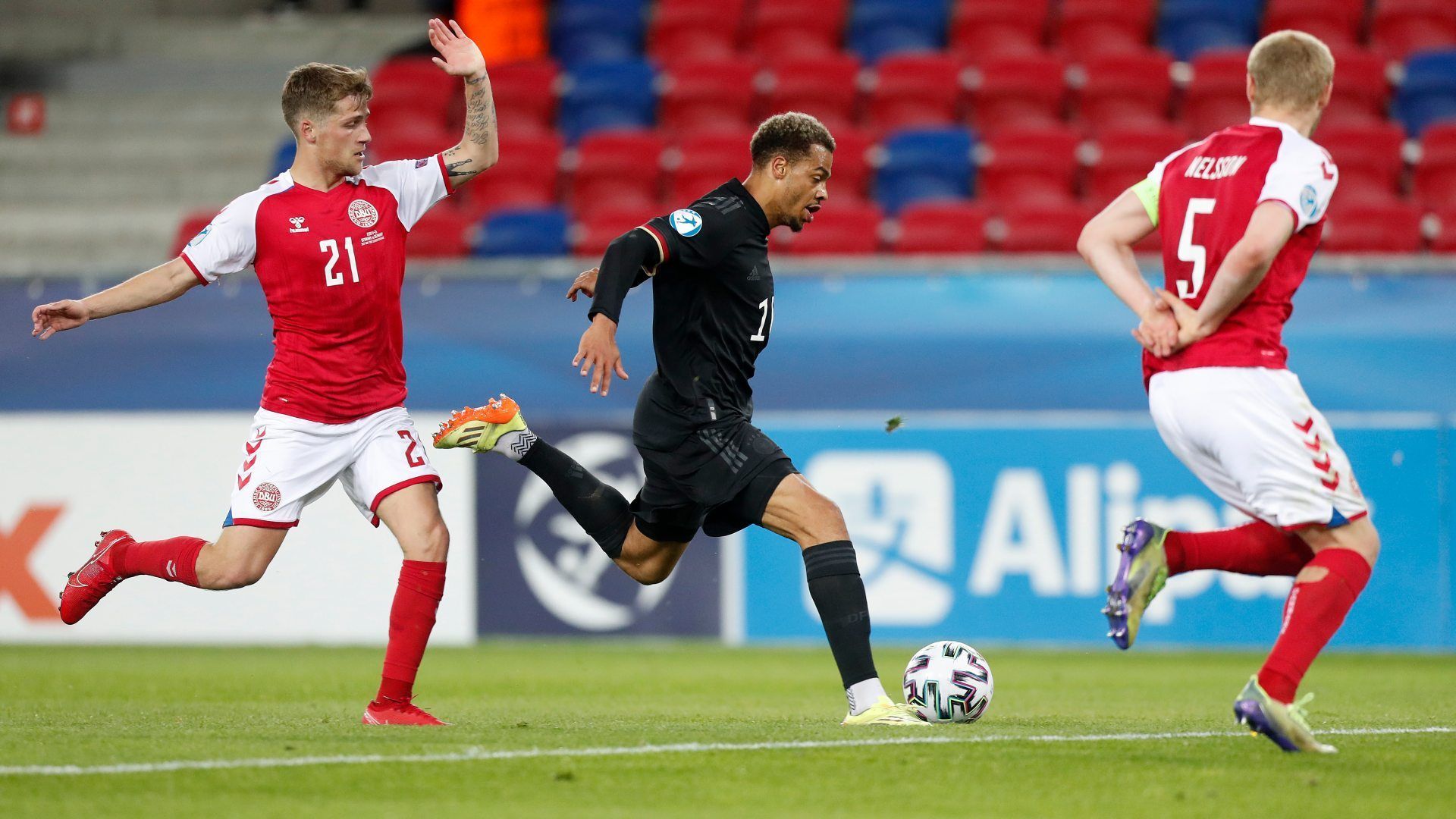 
                <strong>Lukas Nmecha</strong><br>
                Starke Einzelaktion in der sechsten Minute, seine flache Flanke verpasst Baku allerdings knapp. Traumhaft den Ball auf Berisha weitergeleitet, der die Riesenchance nach 20 Minuten verpasst. Sein erster Abschluss kurz später fliegt weit am Tor vorbei. Hat danach keine Bindung mehr zum Spiel und kann sich vor allem vor dem Tor nicht in Szene setzen. Ackert dennoch viel und reibt sich in Zweikämpfen auf, jedoch ohne den gewinnbringenden Erfolg. Bis zur 87. Minute als sich seine Chance ergibt. Nach einer Kopfballverlängerung steht er frei vor dem Tor. Er nutzt die Chance wie gewohnt eiskalt und erzielt das wichtige Tor zum 1:1-Ausgleich in Rückenlage mit guter Technik. Als fünfter Schütze und mit viel Druck im Elfmeterschießen verwandelt. ran-Note: 2
              