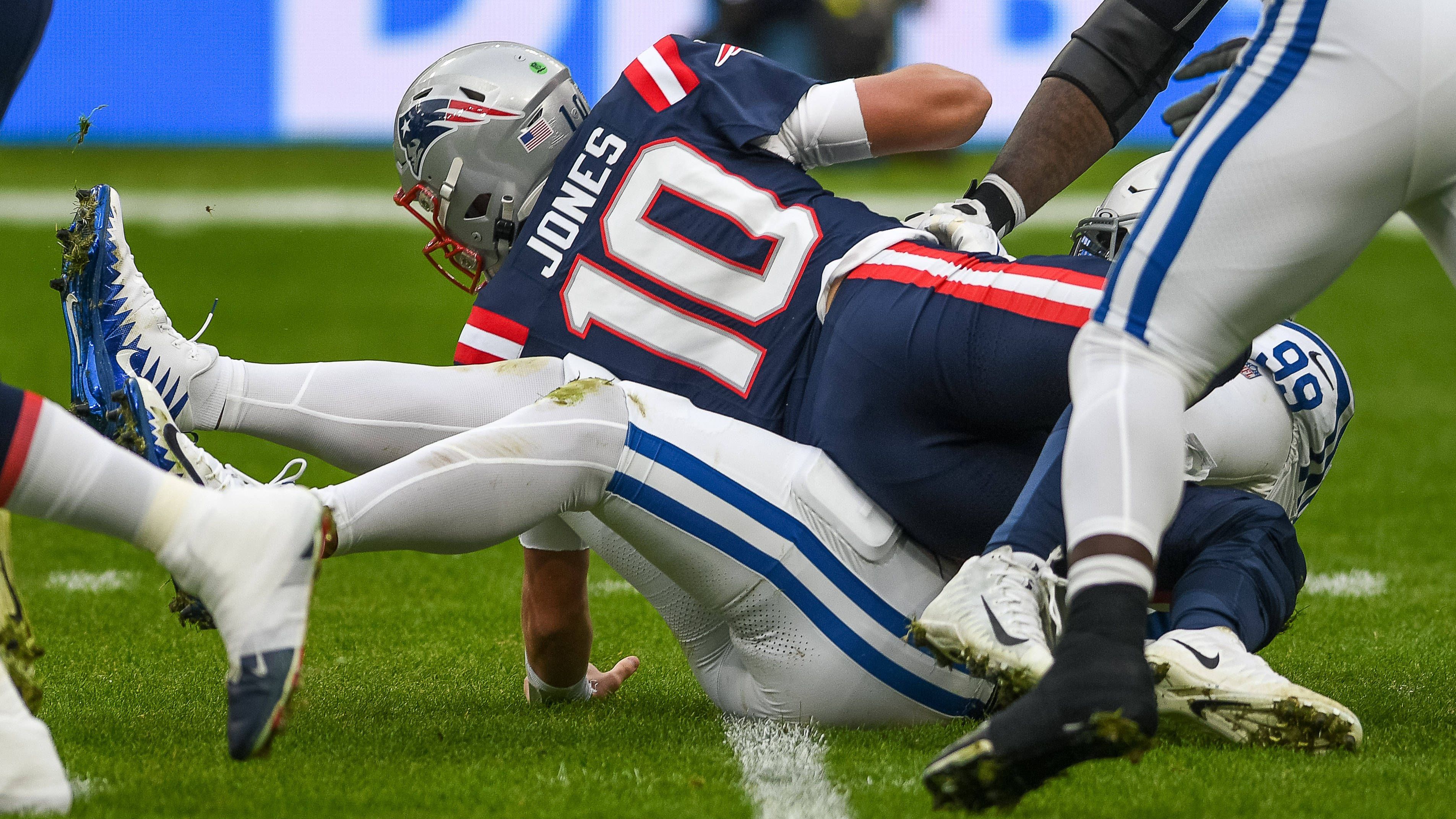 <strong>11. Platz: New England Patriots</strong><br>Zugelassene Sacks: 48<br>Raumverlust durch zugelassene Sacks: <strong>323 Yards</strong><br>Spieler: Bailey Zappe (25; 191 Yards), Mac Jones (22; 127 Yards), Malik Cunningham (1; 5 Yards)