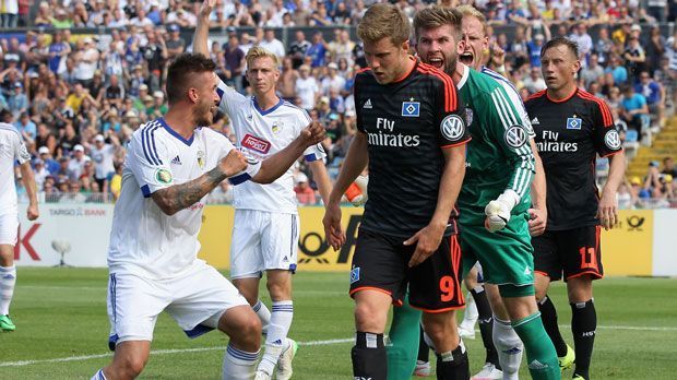 
                <strong>Pokal-Aus in Jena</strong><br>
                Und als dann endlich der Ball rollte, gab es die nächste Blamage. Der HSV scheiterte in der 1. Pokalrunde an Carl Zeiss Jena und gab dabei ein ganz schlechtes Bild ab - besonders Neuzugang Sven Schipplock. Er soll seinem Gegenspieler immer wieder provokativ erzählt haben, wie viel er an der Elbe verdient.
              