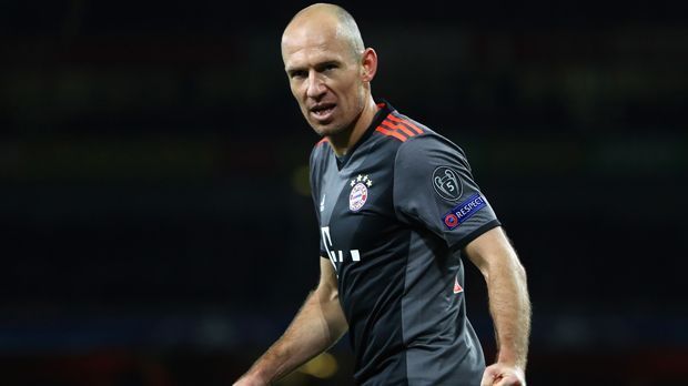 
                <strong>Rechtes Mittelfeld - Arjen Robben</strong><br>
                Rechtes Mittelfeld - Arjen Robben (160 Bundesliga-Spiele für den FC Bayern München, 85 Tore)Erfolge: 5x Deutscher Meister, 4x DFB-Pokalsieger, 1x Champions-League-Sieger, 1x Sieger FIFA Klub-WM
              