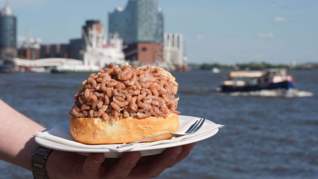 Ein Krabbenbrötchen kostet in Hamburg bis zu 15 Euro.