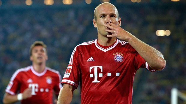 
                <strong>FC Bayern München Heimtrikot</strong><br>
                Bereits am vorletzten Spieltag gegen den FC Augsburg präsentiert der FC Bayern München sein Gewand für die neue Saison. Die Münchner werden in der kommenden Spielzeit ganz in Rot in der Allianz Arena auflaufen
              