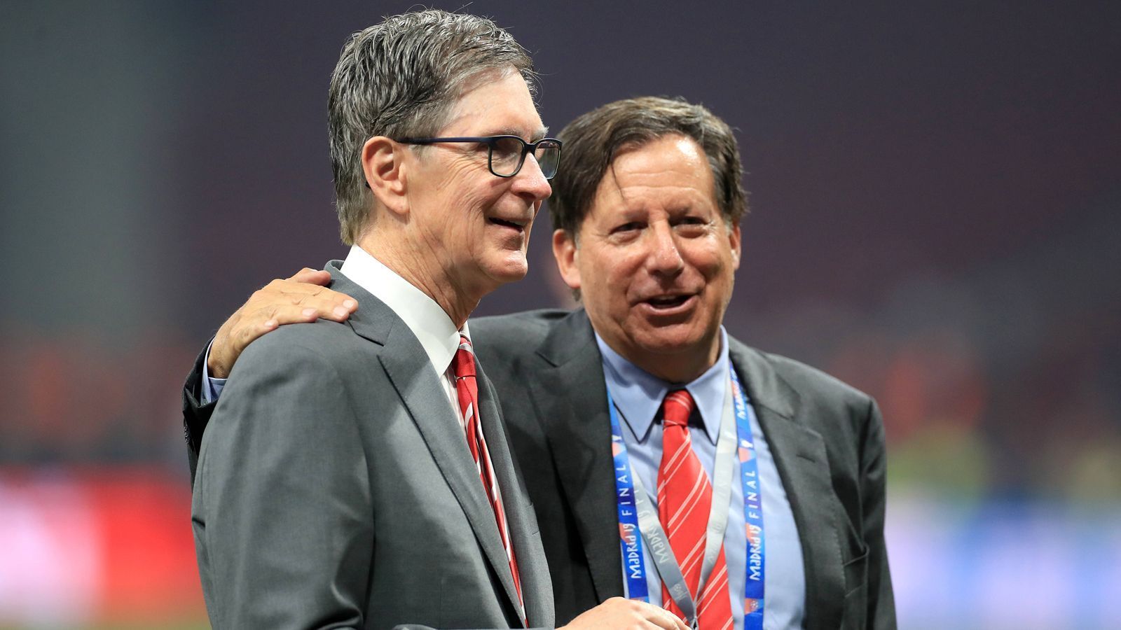 
                <strong>FC Liverpool: John Henry und Tom Werner</strong><br>
                Auch der FC Liverpool soll zum Verkauf stehen. Über die amerikanische Investment-Gruppe "Fenway Sports Group" sind John Henry (li.) und Tom Werner momentan noch die Klubeigner bei den "Reds". Im Jahr 2010 übernahmen sie die Engländer und mussten seitdem immer wieder Gerüchte dementieren, dass sie den Verein wieder verkaufen wollen. John Henry soll privat mehr als 2,2 Milliarden Euro besitzen und kaufte im Jahr 2013 auch für ca. 77,5 Millionen Euro die Zeitung "Boston Globe". Tom Werner ist ein ehemaliger TV-Produzent, Drehbuchautor und war einer der persönlichen Berater des früheren US-Präsidenten Bill Clinton. Auch NBA-Star LeBron James hält Anteile am FC Liverpool.
              