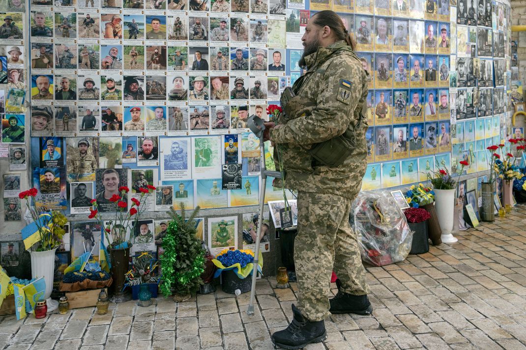 Ein Soldat trauert an der Gedenkmauer für die gefallenen Verteidiger der Ukraine im russisch-ukrainischen Krieg.