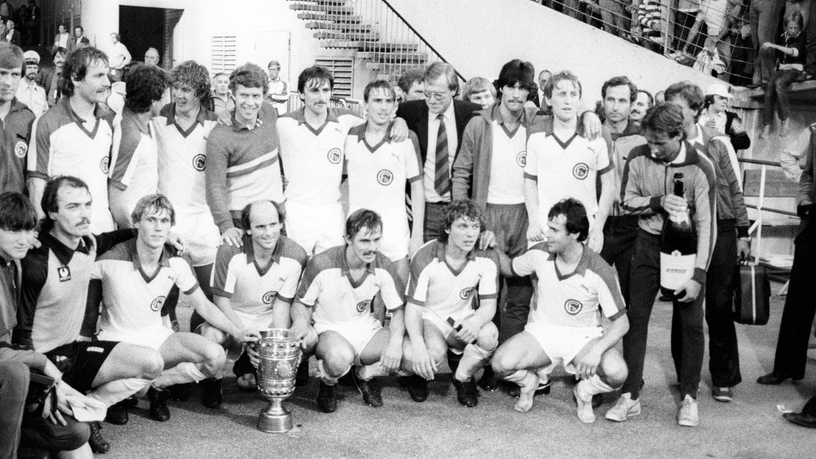 
                <strong>Die längste Siegesserie: Fortuna Düsseldorf, 18</strong><br>
                Seit 37 Jahren hält Fortuna Düsseldorf den Rekord. Zwischen August 1978 und Februar 1981 gewann der zweimalige Pokalsieger 18 Pokalspiele in Folge.
              