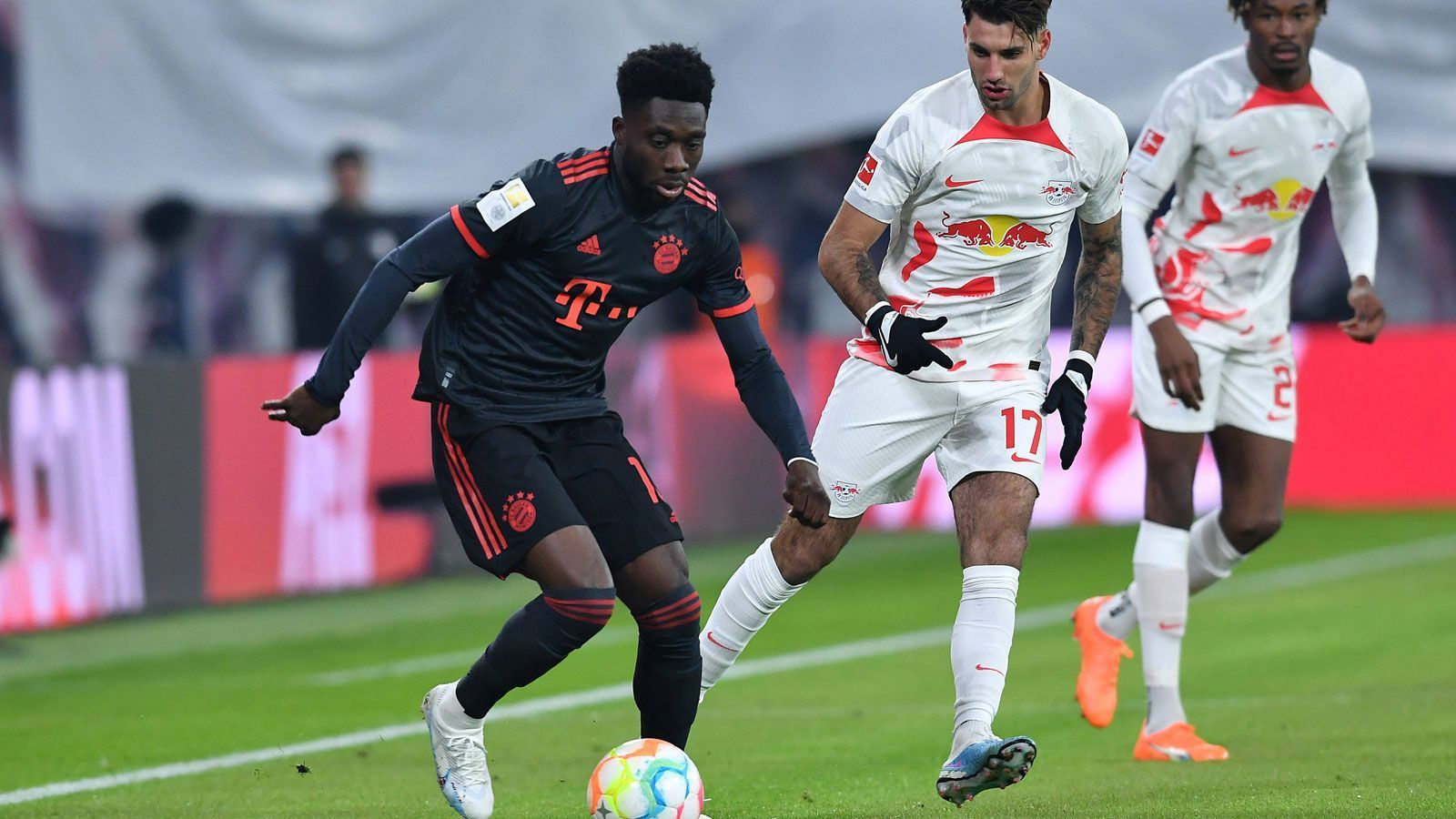 
                <strong>Alphonso Davies</strong><br>
                Kann seine Schnelligkeit nicht nutzen und passt sich schnell dem schwachen Niveau der Partie an. Muss sich offensiv oft gegen mehrere Gegenspieler durchsetzen. Darunter leidet auch die Präzision bei seinen Hereingaben. Insgesamt ein schwacher Auftritt des Turbo-Kanadiers. ran-Note: 5
              