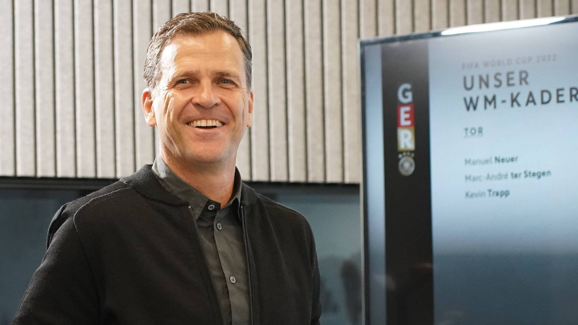 
                <strong>Oliver Bierhoff (Ehemaliger Direktor Nationalmannschaften des DFB)</strong><br>
                Auch Bierhoff wäre sofort verfügbar und war in den vergangenen Jahren immer mal wieder ein Kandidat für einen Posten beim FC Bayern. Allerdings hat sein Ansehen in Fußball-Deutschland durch die jüngsten sportlichen Misserfolge der Nationalmannschaft massiv gelitten. Dabei war es nicht nur das Abschneiden allein, das ihm angekreidet wurde, sondern auch Bierhoffs latente Neigung zur Kritikresistenz. Den Fans wäre eine Inthronisierung des EM-Helden von 1996 wohl nur schwierig zu vermitteln. Und ob seine Art zur restlichen Bayern-Führung passen würde, sei auch dahingestellt.
              