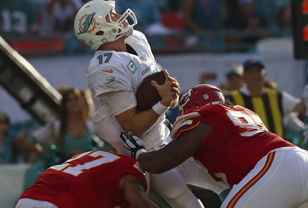 
                <strong>Miami Dolphins - Kansas City Chiefs 15:34</strong><br>
                ... aber die Defense hält die Dolphins lange in Schach. Quarterback Ryan Tannehill "erfreut" sich am Sandwich.
              