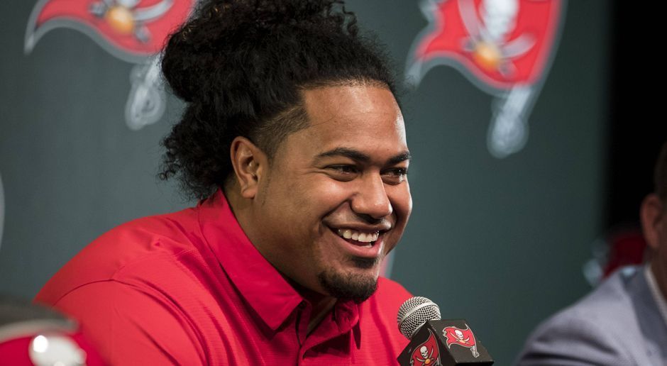 
                <strong>12. Tampa Bay Buccaneers: DT Vita Vea </strong><br>
                Er hat noch nicht darüber nachgedacht. "Ich denke, dass ich etwas für meine Eltern tun werde." Stand jetzt wird es wohl ein Haus.
              