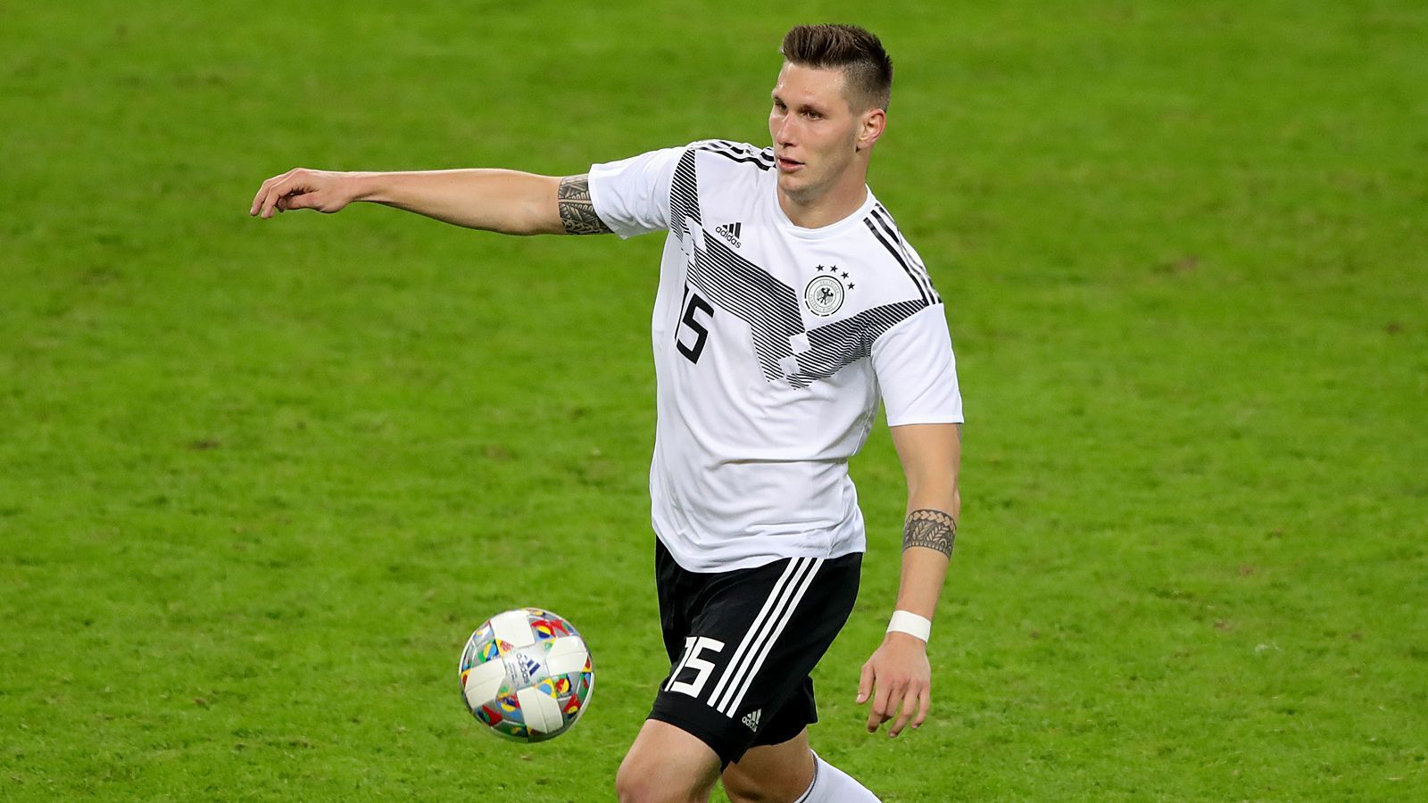 
                <strong>Niklas Süle</strong><br>
                &#x2022; Position: Abwehr -<br>&#x2022; Alter: 25 Jahre -<br>&#x2022; Verein: FC Bayern München<br>
              