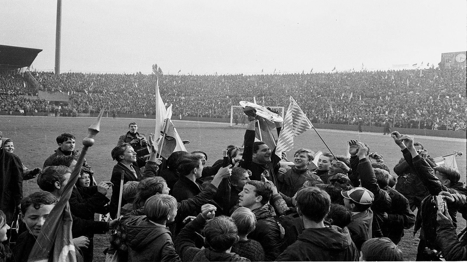 
                <strong>Saison 1965/66</strong><br>
                Gemeinsam sichern sich "ARD" und "ZDF" die Übertragungsrechte für die Bundesliga, die es da aber schon zwei Jahre lang gibt. Die Berichterstattung ist zu dieser Zeit noch eher mager. Nur einzelne Spiele werden gecovert. Dementsprechend niedrig sind daher auch die Kosten der Übertragungsrechte: 650.000 Mark pro Saison
              