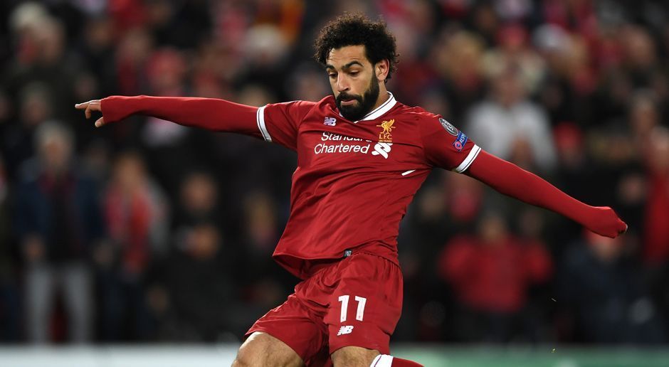 
                <strong>Mohamed Salah (FC Liverpool)</strong><br>
                Zunächst ohne die zauberhaften Aktionen, die Salah schon die ganze Saison über auszeichnen. Wird von seinem Teamkollegen allerdings auch oft allein gelassen. Und ein Dribbling gegen drei Gegenspieler auf der Außenlinie läuft selbst für den Ägypter nicht immer erfolgreich. Vergibt kurz vor der Pause einen vielversprechenden Konter des LFC mit einer überhasteten Flanke. Und nach der Pause plötzlich da. Vollendet den ersten guten LFC-Angriff nach Wiederbeginn mit einem Salah-liken Heber. Das ist die Aufgabe eines Torjägers: im entscheidenden Moment da zu sein. Klasse! Kurz vor Schluss ist dann Schluss, Ings kommt. ran-Note: 2
              