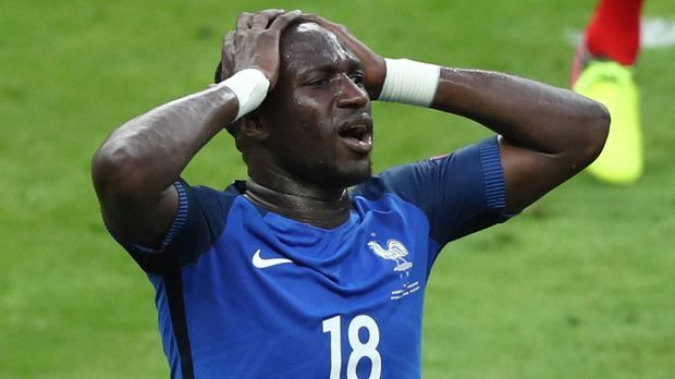 
                <strong>Moussa Sissoko</strong><br>
                Moussa Sissoko: Der französische Nationalspieler wechselte in diesem Sommer zu den Tottenham Hotspur. In London hat Sissoko allerdings nicht mehr nur Freunde, ebenso wenig in Liverpool. Im Juni war der FC Arsenal noch der "Klub seines Herzens". Bis zum Schluss war auch der FC Everton noch im Rennen um den Mittelfeldmann. Angeblich haben ihm die "Toffees" sogar einen Flieger organisiert, um ihn zum Medizincheck zu holen. Doch der 27-Jährige sagte den Deal ab, als Tottenham sich ebenfalls in den Poker einschaltete. Dabei soll Sissoko besonders perfide vorgegangen sein. Angeblich hat er sein Handy abgeschaltet und ignorierte die Anrufe von Everton-Coach Ronald Koeman.
              