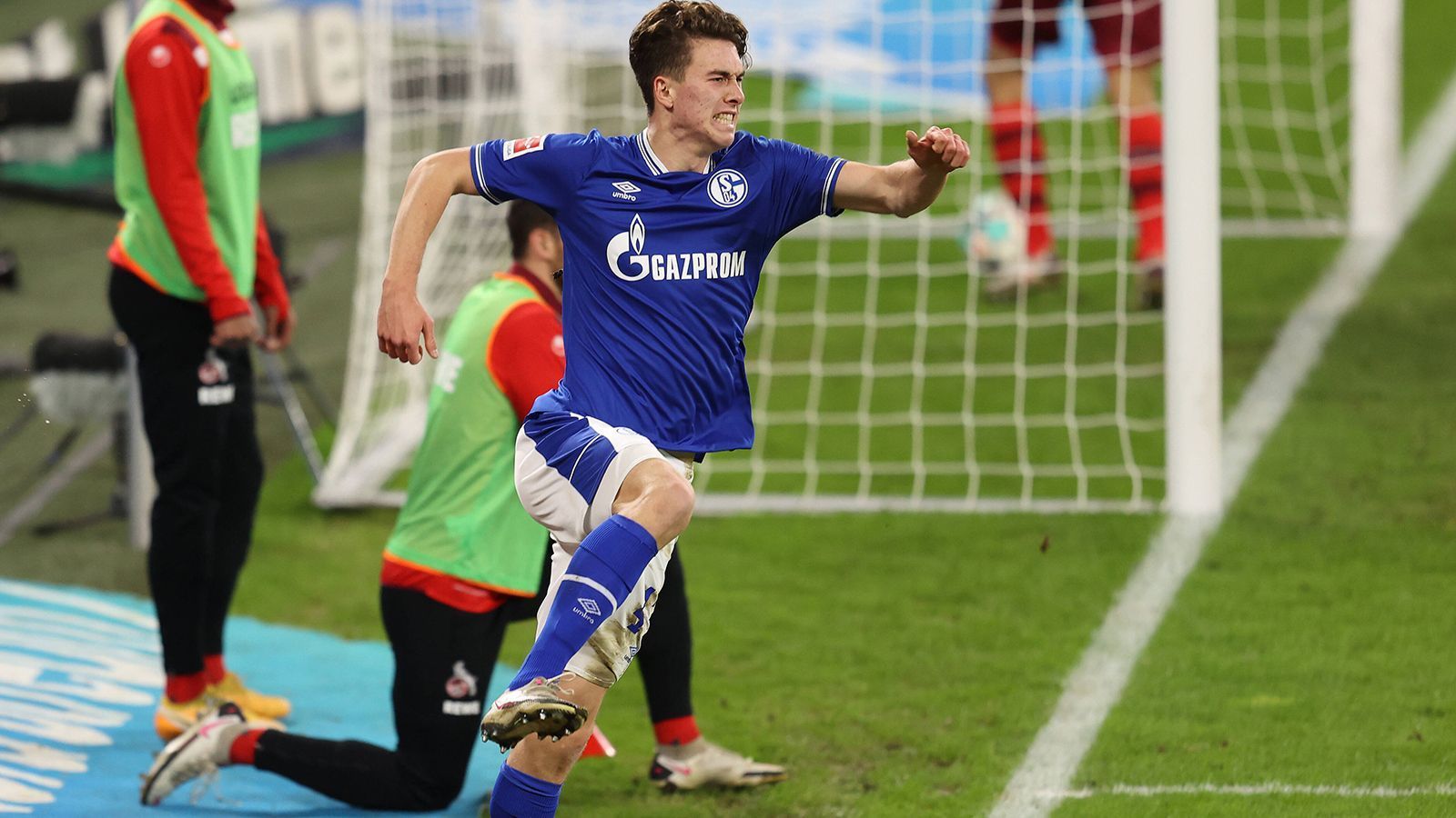 
                <strong>Matthew Hoppe (FC Schalke 04)</strong><br>
                Während der FC Schalke in einer historisch schlechten Saison dem vierten Abstieg der Klubgeschichte entgegentaumelt, gibt wenigstens der Blick auf Youngster Hoppe etwas Hoffnung für die Zukunft. Der 19-jährige Stürmer der Reserve fand zunächst nur aufgrund absoluter Personalnot seinen Weg in die erste Mannschaft, sorgte dann mit einem Dreierpack gegen Hoffenheim aber quasi im Alleingang dafür, dass Schalke den Sieglos-Rekord von Tasmania Berlin nicht einstellte. Mittlerweile hat der US-Amerikaner fünf Tore aus zehn Spielen auf dem Konto und wird nach eigener Aussage im Fall des wahrscheinlichen Abstiegs Schalke auch in Liga zwei die Treue halten.
              