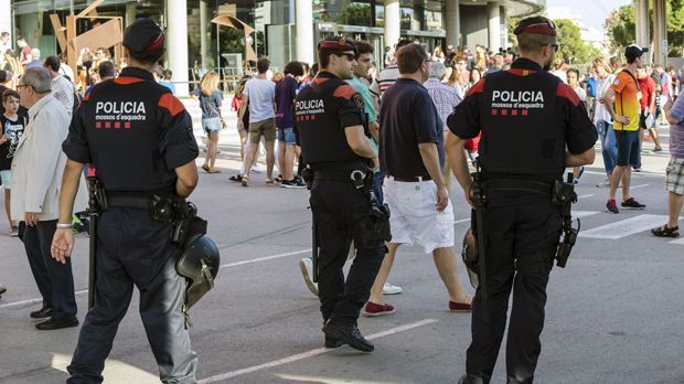 
                <strong>Polizei-Aufgebot in Barcelona</strong><br>
                Für das Heimspiel von Barca wurden strengste Sicherheitsvorkehrungen der Behörden angekündigt. Entsprechend zahlreich waren dann auch Sicherheitskräfte rund um das Stadion verteilt.
              