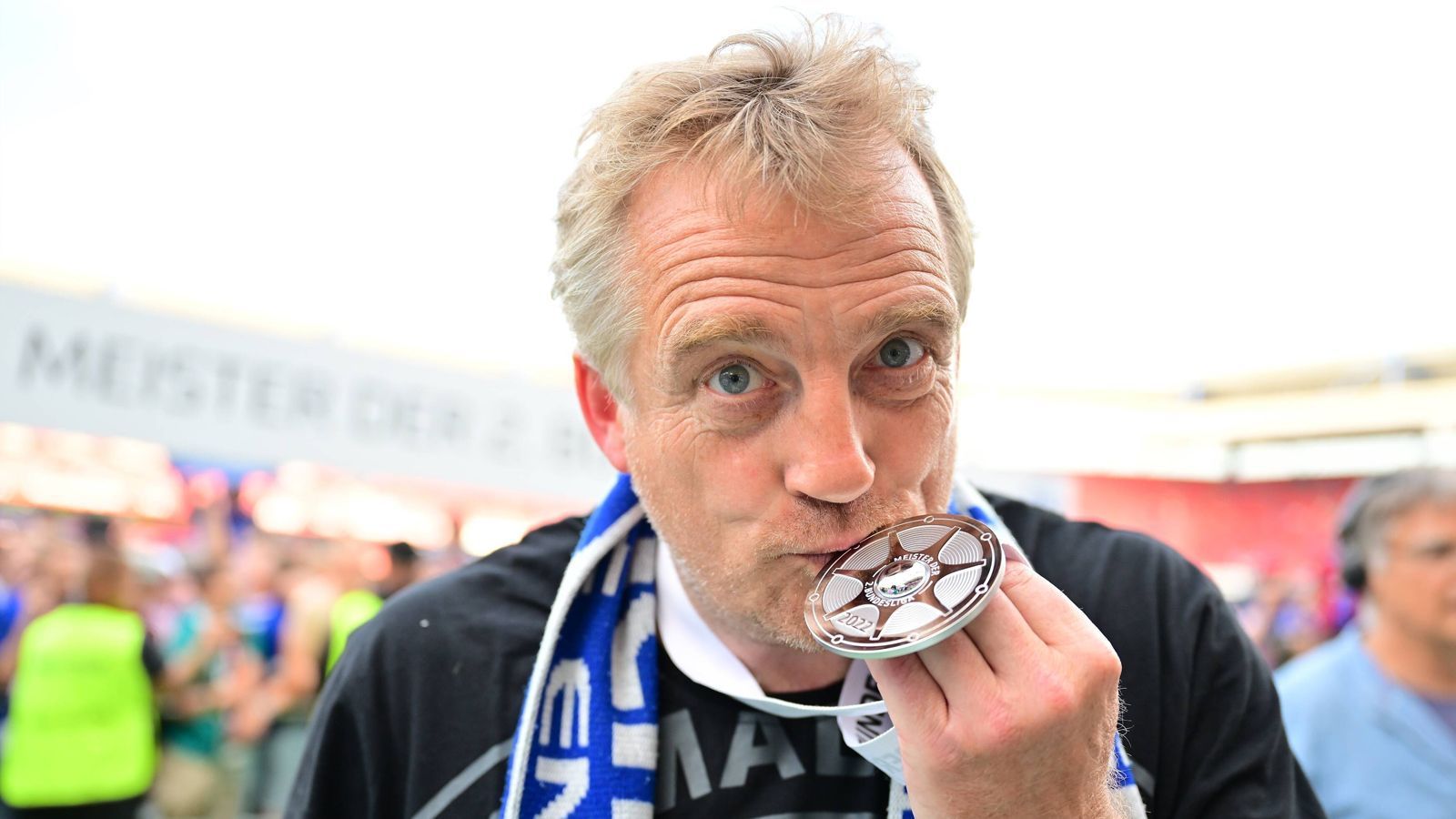 
                <strong>FC Schalke 04</strong><br>
                Mike Büskens hat seinen Job getan: Als Interimstrainer hat er die "Knappen" als Zweitliga-Meister zurück in die Bundesliga geführt. Bereits nach der Amtsübernahme des geschassten Dimitrios Grammozis war jedoch klar, dass Büskens nach der Saison wieder ein Glied nach hinten rückt. Nun muss sich S04 um Sportdirektor Rouven Schröder einen neuen Chefcoach suchen.
              