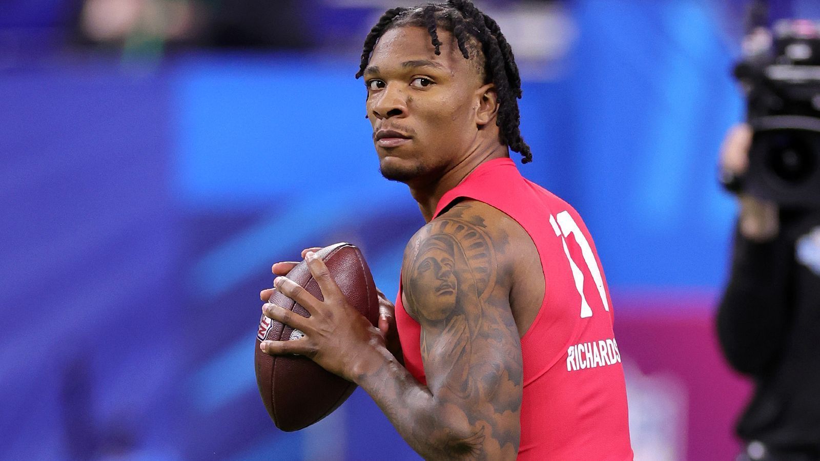 
                <strong>3. Pick: Tennessee Titans - Anthony Richardson (QB)</strong><br>
                Der dritte Pick gehört eigentlich den Arizona Cardinals. Da die Cardinals aber erst vergangenes Jahr Kyler Murray mit einem langfristigen Vertrag ausgestattet haben, geben sie in diesem Mock Draft ihren Top-Pick an die Tennessee Titans ab, die ebenfalls auf Quarterback-Suche sind. Die Titans schnappen sich an Position drei Anthony Richardson von den Florida Gators.
              