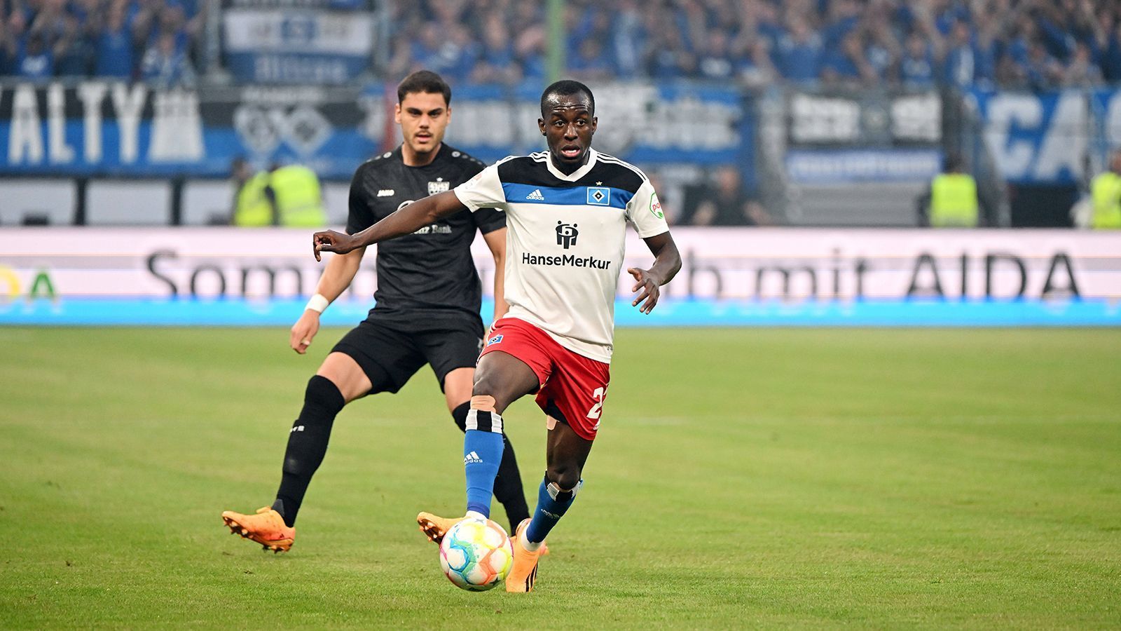 
                <strong>Jean-Luc Dompe (Hamburger SV) </strong><br>
                Sehr agil, sehr fokussiert und immer ein Gefahrenherd in Halbzeit eins, mit einigen guten Dribblings, dazu mit der Vorlage auf Kittel. Auch bei ihm macht sich der schnelle Ausgleich nach der Pause in der Dynamik bemerkbar. ran-Note: 3
              