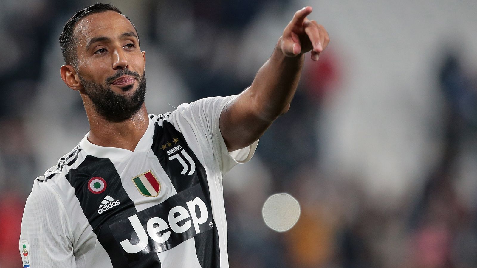 
                <strong>Medhi Benatia</strong><br>
                Ein Jahr vor Höwedes und Douglas Costa heuerte Medhi Benatia bei den Turinern an. Der frühere Bayern- und AS-Rom-Profi kam bei Juve über viele Jahre nicht über den Status des Ergänzungsspielers hinaus. Bis Anfang 2019 bemühte sich Benatia um einen Stammplatz bei der "Alten Dame", dann verabschiedete sich der marokkanische Nationalspieler in Richtung Katar und spielt dort seitdem für den Al Duhail Sports Club. Über seinen Ex-Juve-Coach Massimiliano Allegri hatte Benatia nach seinem Abschied wenig Positives zu berichten. "Im Pokalfinale hatte ich einen Doppelpack erzielt und wir sprachen gerade über eine Vertragsverlängerung. Dann saß ich viermal hintereinander 90 Minuten auf der Bank. Also hat Allegri mich offensichtlich verarscht; ich habe den Kopf verloren und habe ihm gesagt, dass ich nicht mehr für Juve spielen würde, solange er Trainer wäre", sagte der heute 33-Jährige bei "Spox" bzw. "Goal".
              