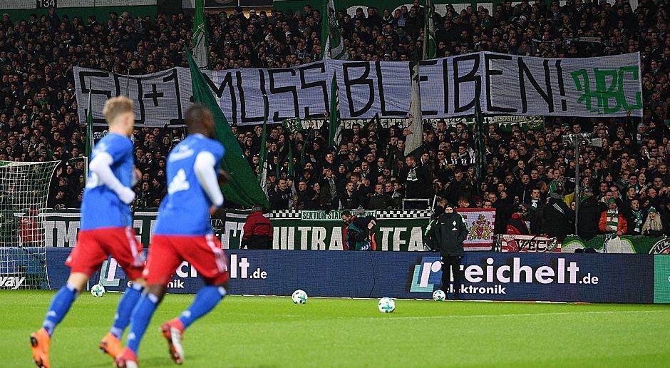 
                <strong>Nordderby: Das machten die Fans</strong><br>
                Zu Beginn blieb es in beiden Fanlagern ruhig. Bremens Fans warben vor dem Anstoß noch für eine Beibehaltung von 50+1.
              