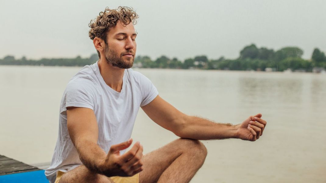 Meditation hilft schlechte Gedanken zu vertreiben und beruhigt.