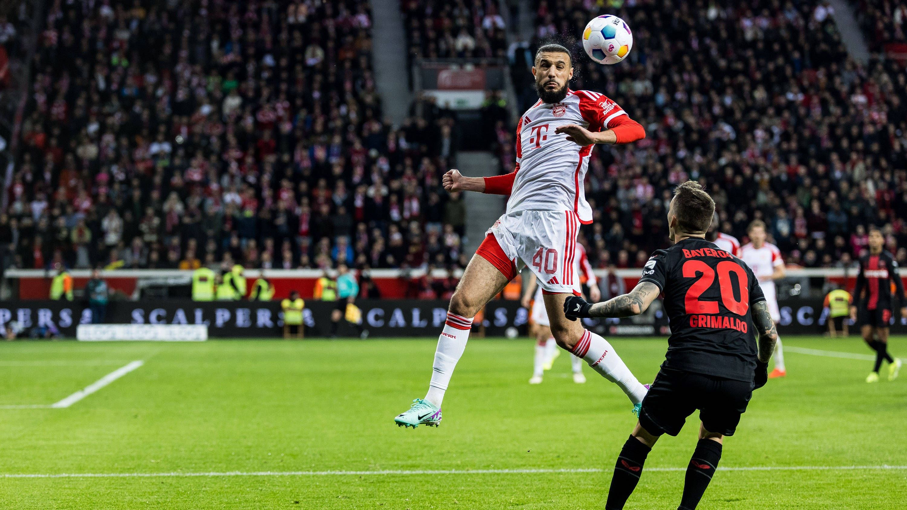 <strong>Noussair Mazraoui (FC Bayern)</strong><br>Der Marokkaner spielt diesmal rechts etwas offensiver und hat ein paar gute Aktionen nach vorne, etwa seinen Schuss in die Arme von Hradecky (26.). Lässt sich bei Ballverlust zurückfallen, bekommt aber auch keinen Zugriff auf die Bayer-Offensive. Geht nach Upamecanos links hinten in die Viererkette. <strong><em>ran</em>-Note: 4</strong>