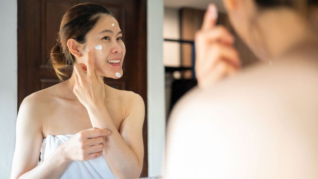 Mit der richtigen Hautpflege könnt ihr die Zellerneuerung hervorragend unterstützen - worauf ihr bei der Gesichtspflege und -Reinigung besonders achten solltet, lest ihr hier.