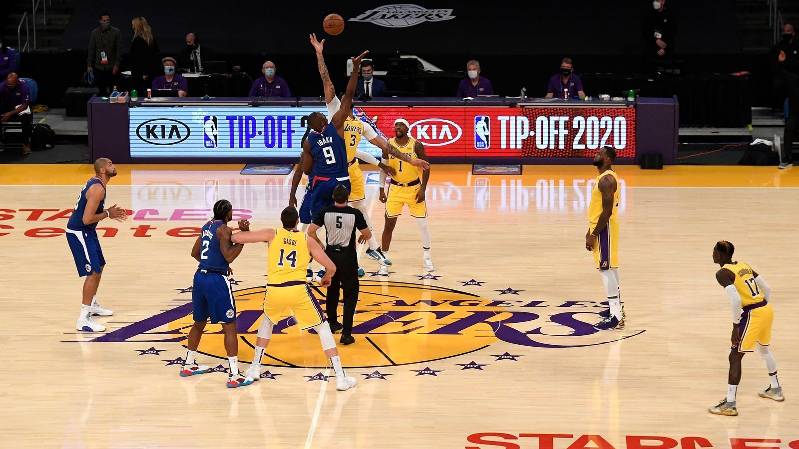 
                <strong>Schröder punktet gleich dreifach</strong><br>
                Schröder begann direkt neben Superstar LeBron James in der Starting Five der Lakers. Insgesamt stand der 27-Jährige 28 Minuten lang auf dem Court. Und: Mit einem Dreier erzielte er die ersten Punkte für sein Team.
              