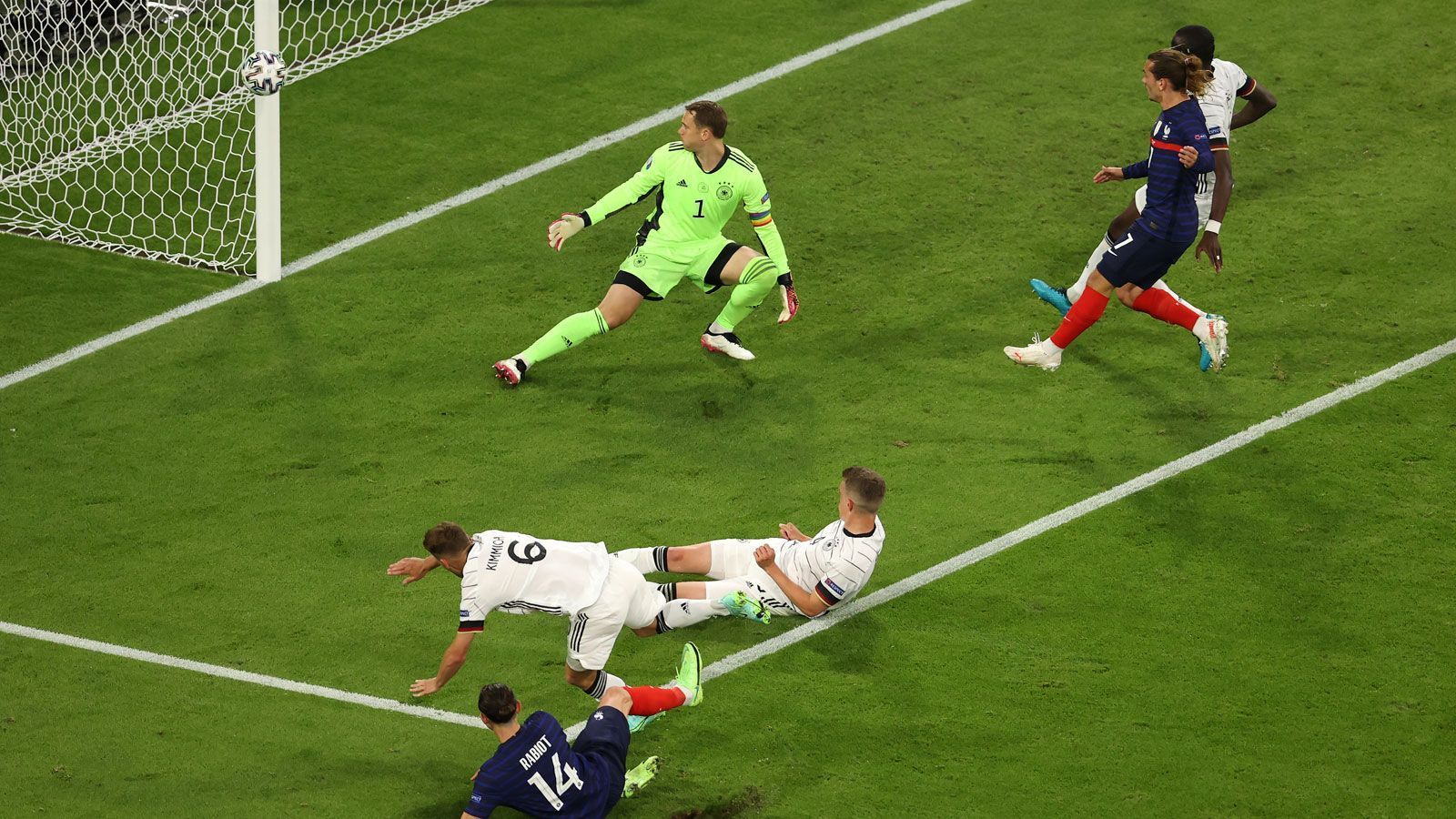 
                <strong>Rabiot trifft nur den Pfosten</strong><br>
                Beinahe schluckt die DFB-Elf kurz nach der Pause das 0:2, doch Adrien Rabiot scheitert aus spitzem Winkel am Pfosten.
              