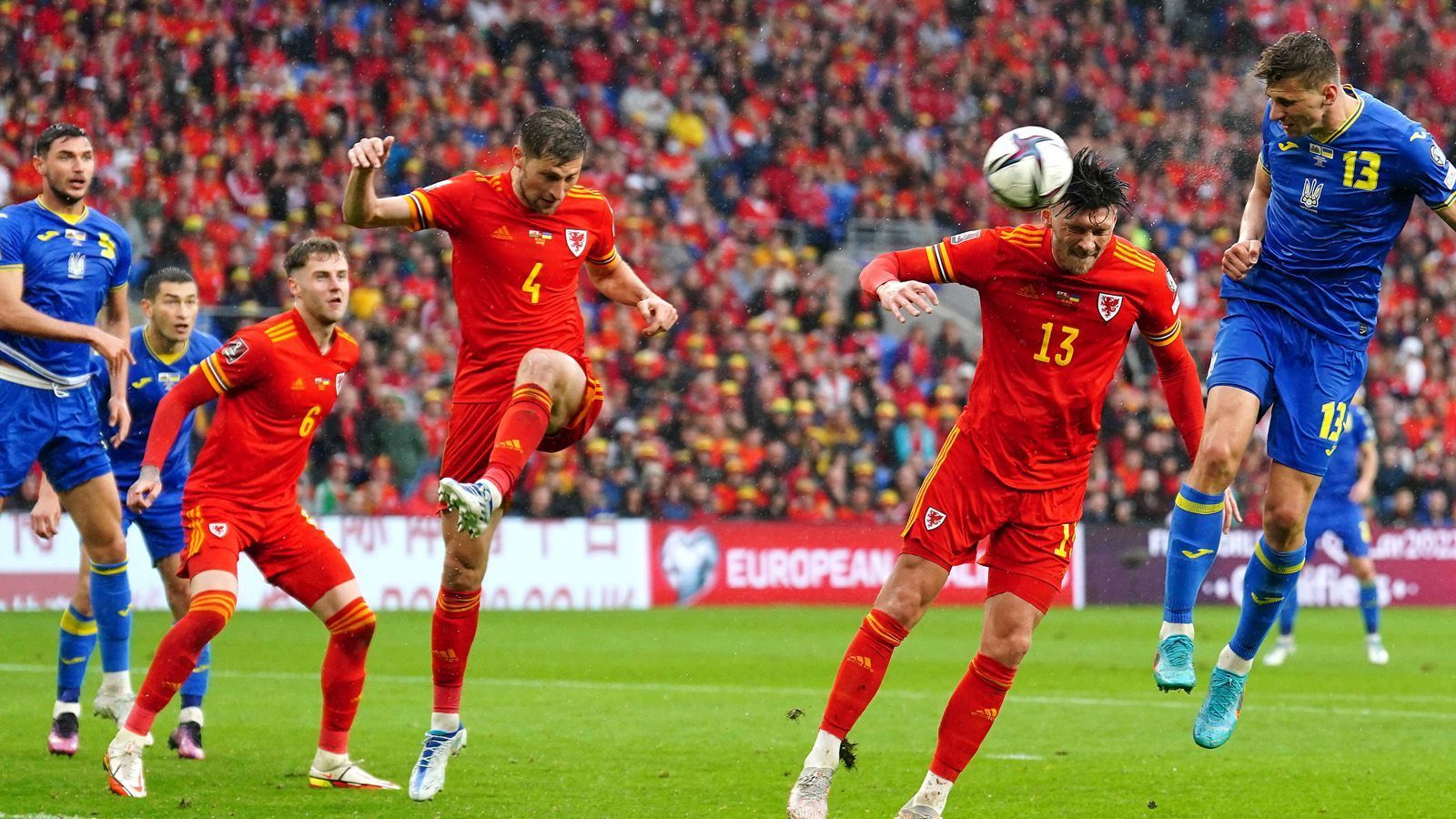 
                <strong>Viele Chancen</strong><br>
                Das Spiel war bei strömendem Regen hart umkämpft, lange mit Chancen auf beiden Seiten. Der beste Mann der Waliser: Torhüter Wayne Hennessey, der einige Möglichkeiten vereitelte.
              