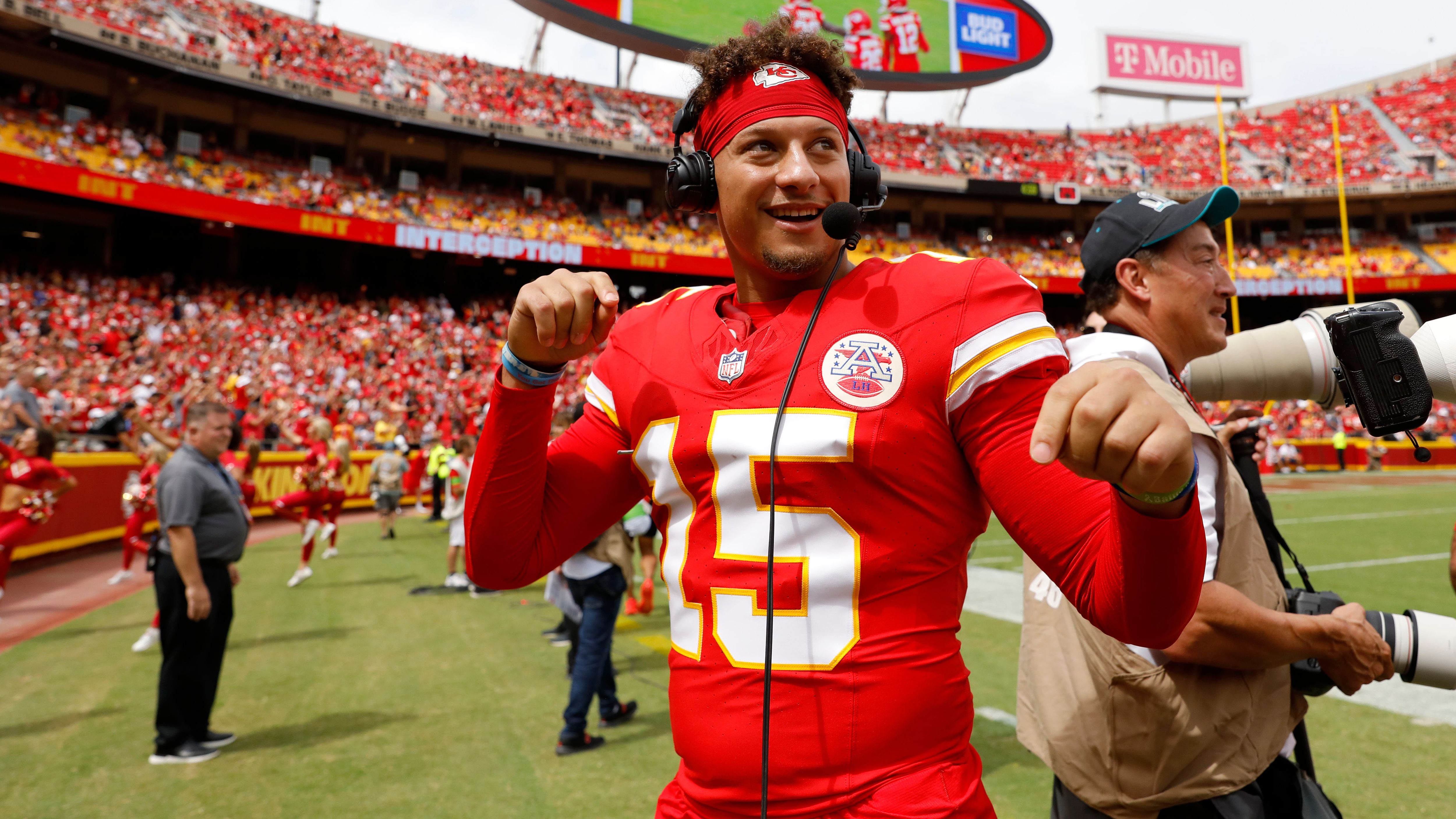 <strong>Die meisten Passing Touchdowns (Regular Season)<br></strong>1. Platz: Patrick Mahomes, Quarterback, Chiefs - Quote von +275<br>2. Platz: Joe Burrow, Quarterback, Bengals - Quote von +450<br>3. Platz: Josh Allen, Quarterback, Bills - Quote von +500