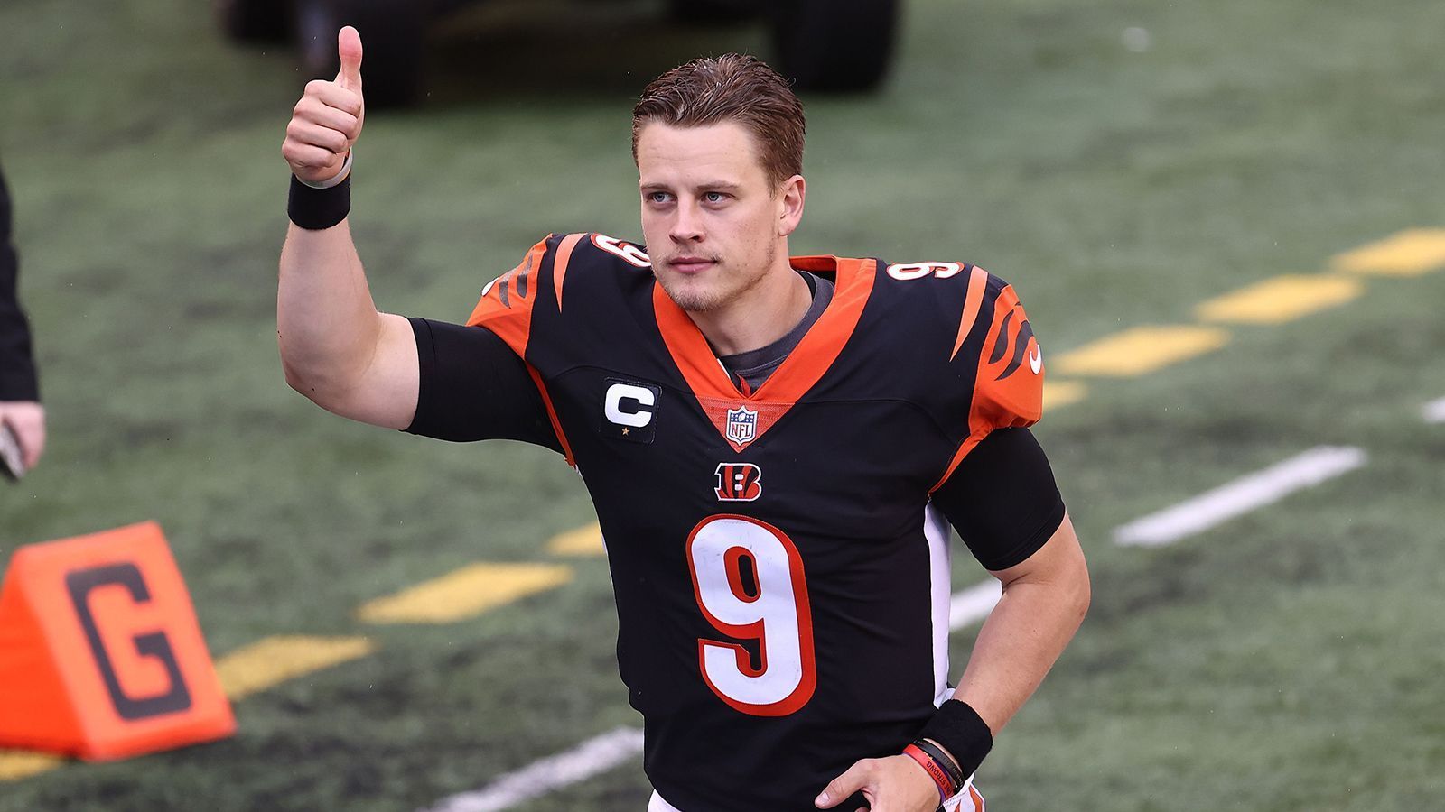 
                <strong>10. Platz: Joe Burrow (Quaterback, Cincinnati Bengals)</strong><br>
                Es sollte die große Saison des Rookies sein, doch der erste Pick im Draft 2020 verletzte sich in Woche zehn schwer am Knie. Nun arbeitet Burrow an seinem Comeback in der anstehenden Saison. Seine Leistungen aus seinen ersten zehn NFL-Spiele versprechen Großes. Der 24-Jährige kam in jenen zehn Partien auf 2.688 Passing Yards und 13 Touchdowns. Nun bekommt er mit Ja'Marr Chase einen Top-Receiver-Rookie an die Seite. Auch die Offensive Line wurde verbessert. Es könnte die große Rückkehr von Burrow sein, bleibt abzuwarten, wie er aus der schweren Verletzung kommt. 
              